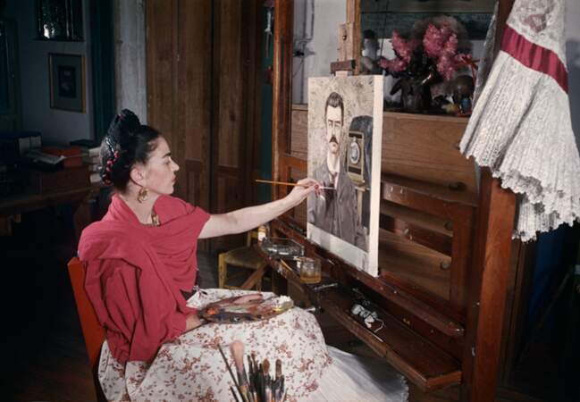 En 1951, devant le portrait de son père, Carl Wilhem Khalo, photographe officiel du patrimoine mexicain