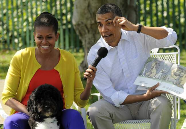 Barack Obama et Michelle Obama racontent une histoire à des enfants