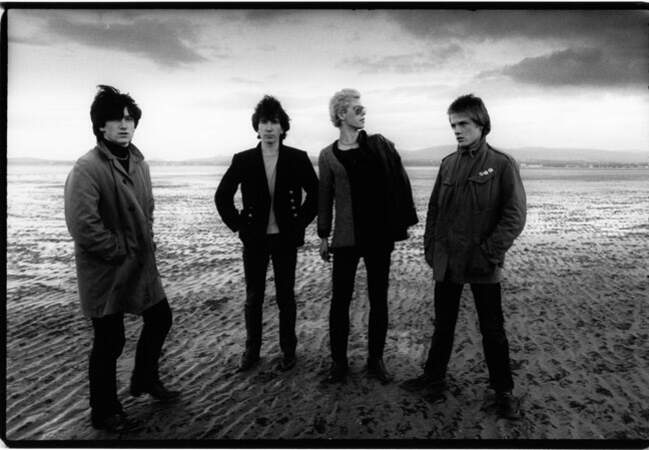 Les U2,  au début de leur carrière, sur la plage de Dolkey où dorénavant Bono et The Edge possèdent une maison