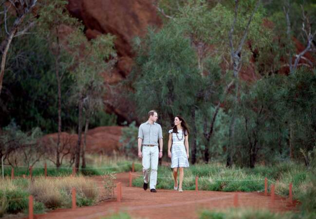 Le couple royal se promène autour d'Uluru