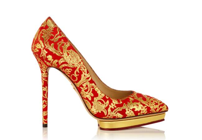 Charlotte Olympia – Escarpins brocard rouge et or – 795€