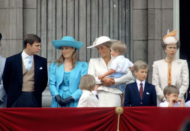 Le couple avec Diana, qui tient dans ses bras Harry, la princesse Anne et son fils Peter et le jeune prince William