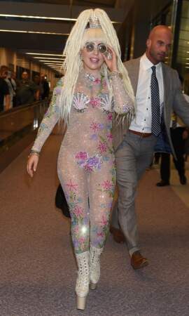 Lady Gaga et sa combinaison strassée, brodée de fleurs et surtout transparente 