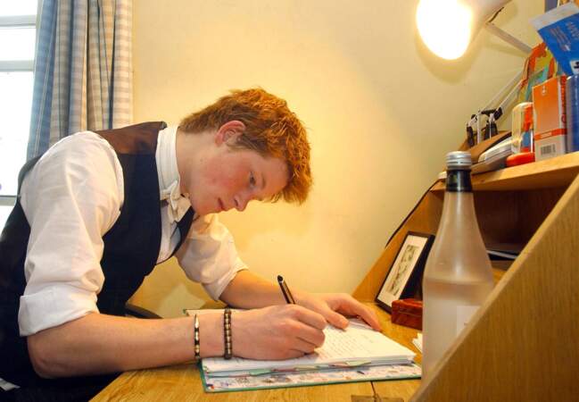 Studieu le jeune prince Harry pensionnaire du Eaton college en 2003