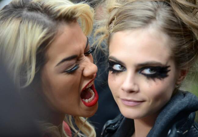 Rita Ora et Cara Delevingne après le show Chanel haute couture