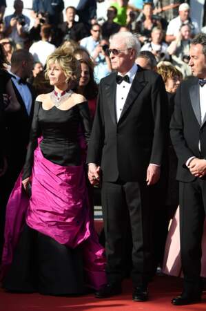 Jane Fonda, en Schiaparelli Haute Couture, bijoux Cartier et Michael Caine 