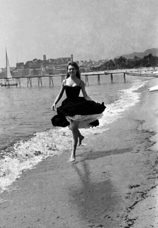 Brigitte Bardot sur la plage en 1956