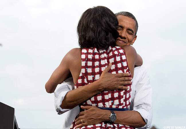Michelle et Barack Obama s'enlacent lors d'un meeting à Davenport