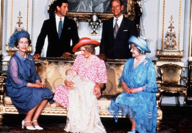 La princesse Diana ose la robe rose imprimée de fleurs blanches