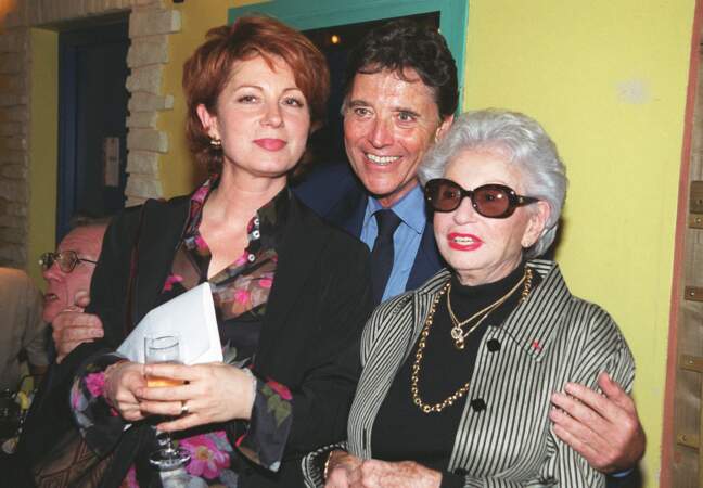 Lors d'une soirée hommage à Jean-Michel Boris, Sacha prend la pose avec Véronique Genest et Paulette Coquatrix