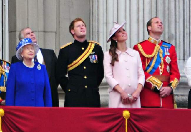 Elisabeth II, les Princes Harry et William et la duchesse de Cambridge