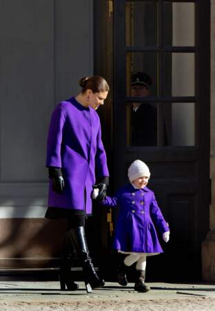 La princesse Victoria et sa fille Estelle arrivent pour le traditionnel cliché