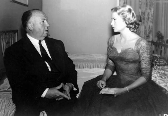 Alfred Hitchcock prodigue quelques conseils à Grace Kelly pour le film Le crime était presque parfait en 1954
