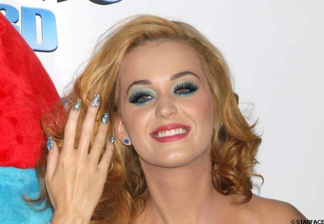 Katy Perry, regard soutenu et ongles peints