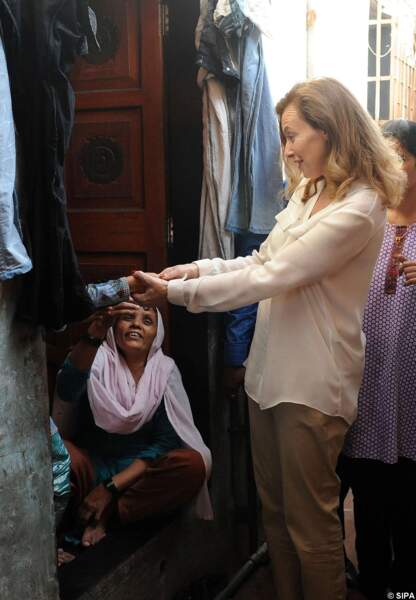 Valérie Trierweiler visite le bidonville Ekta Nagar de Bombay