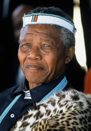 Après son élection, Nelson Mandela en tenue traditionnelle rend visite à des chefs dans une province du Cap en 1994