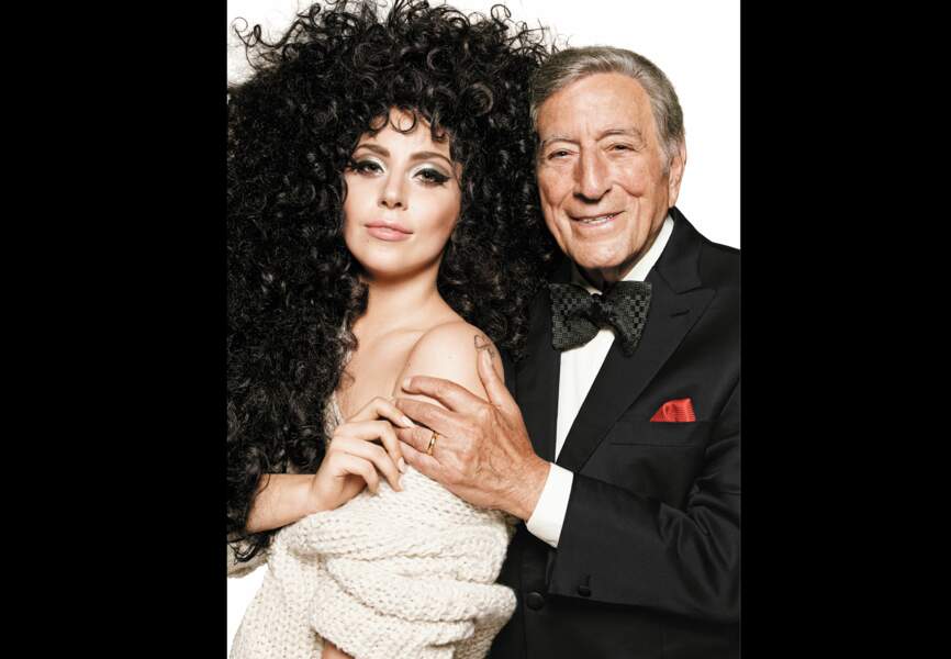 Lady Gaga avec sa cascade de boucles brunes et Tony Bennett