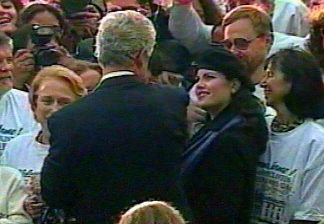 Novembre 1996: Bill célèbre sa réélection sous le regard de sa mutine "girlfriend"