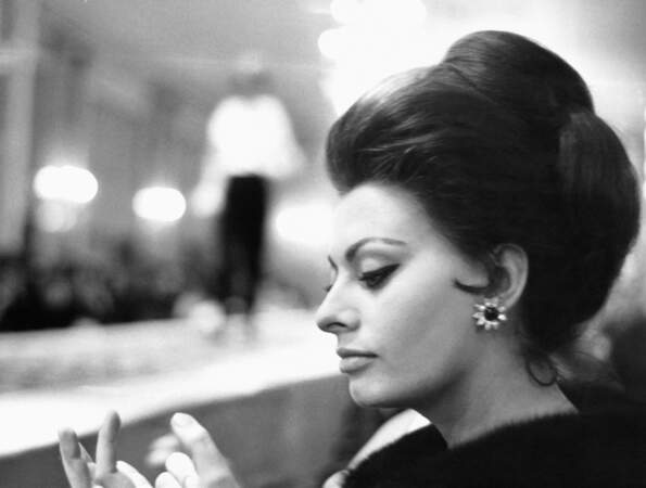 Avec son chignon chic, Sophia Loren fait honneur à la haute couture romaine