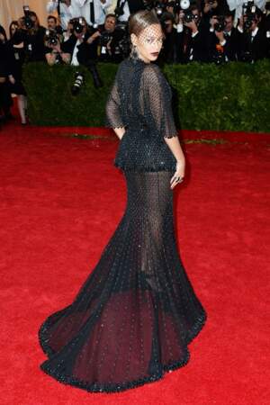 Beyoncé, glam' et ténébreuse en Givenchy