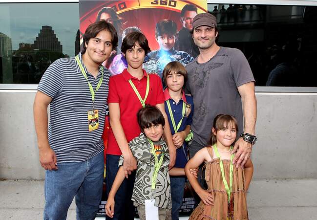 Le réalisateur Robert Rodriguez entouré de ses enfants Rebel, Racer, Rogue et Rocket