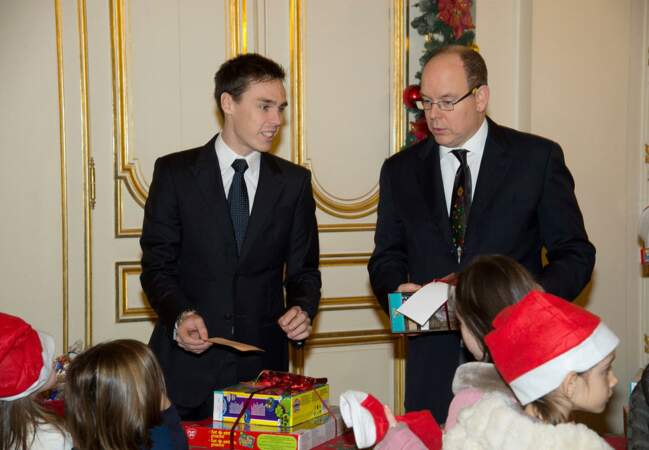 Le prince Albert II a distribué les cadeaux avec ses neveux Camille et Louis