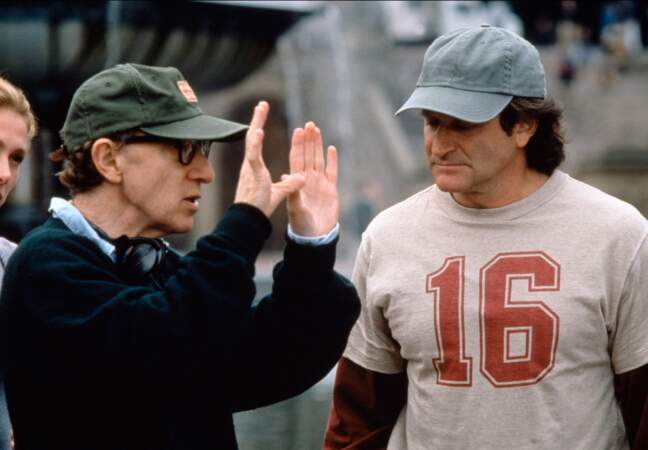 En grande discussion avec le réalisateur Woody Allen, sur le tournage de "Harry dans tous ses états" (1997)