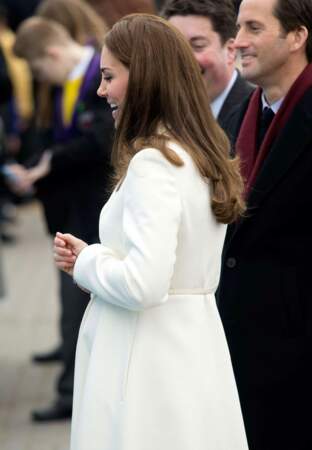 Cheveux châtains détachés, la duchesse joue les contrastes avec son pardessus immaculé