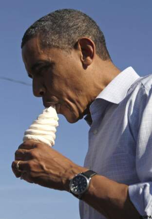Barack Obama mange une glace