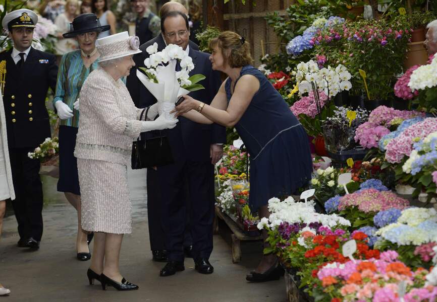 Une fleuriste a offert à Sa Majesté un rosier en pot et un cyclamen blanc. 