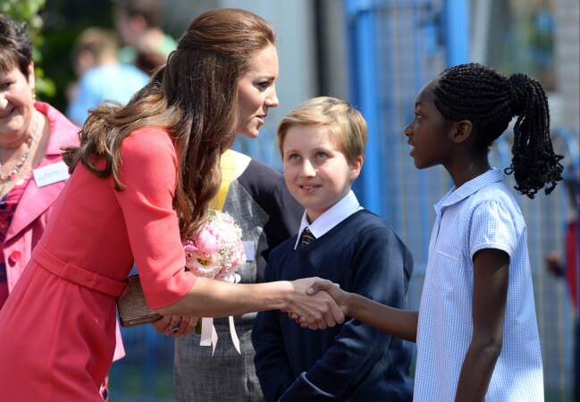 Princesse Kate serre chaleureusement la main des bambins