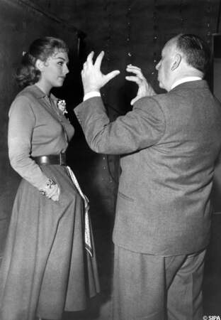Alfred Hitchcock dirige Kim Novak lors du tournage de Sueurs Froides, 1958
