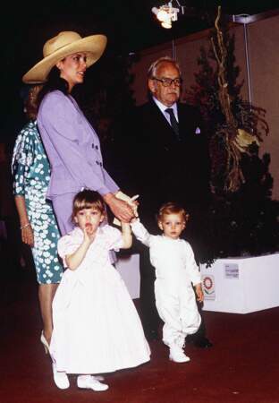 avril 1989, Le prince Rainier arrive avec Caroline et ses enfants Charlotte et Pierre