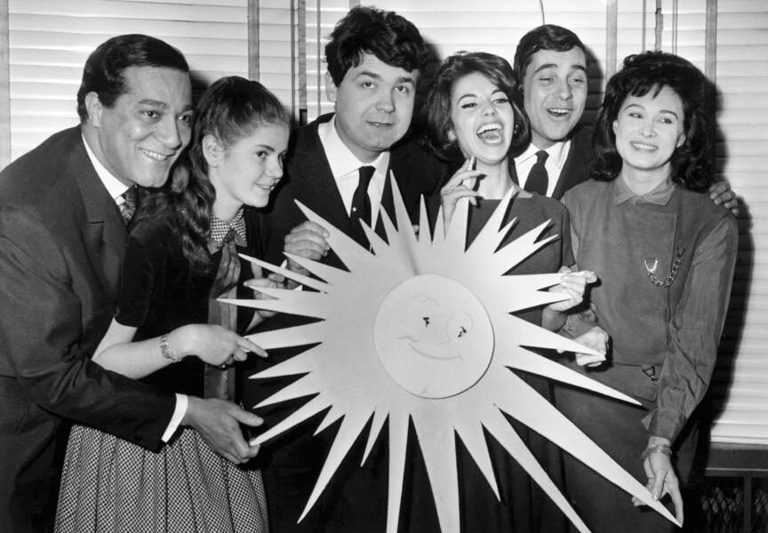 1963, Pierre Perret reçoit le prix du Soleil d'Or avec ses amis Laurence, Droue, Arnaud, Philippe et Pattisson