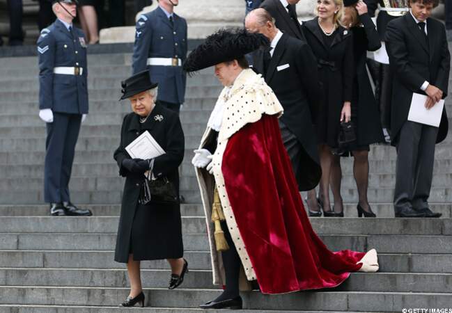 Elizabeth II sur les marches de l'église