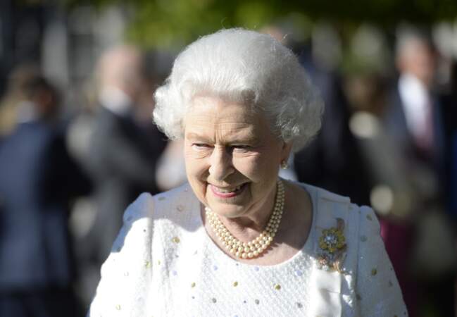 A l'ambassade de Grande-Bretagne, la Reine rivalise d'élégance
