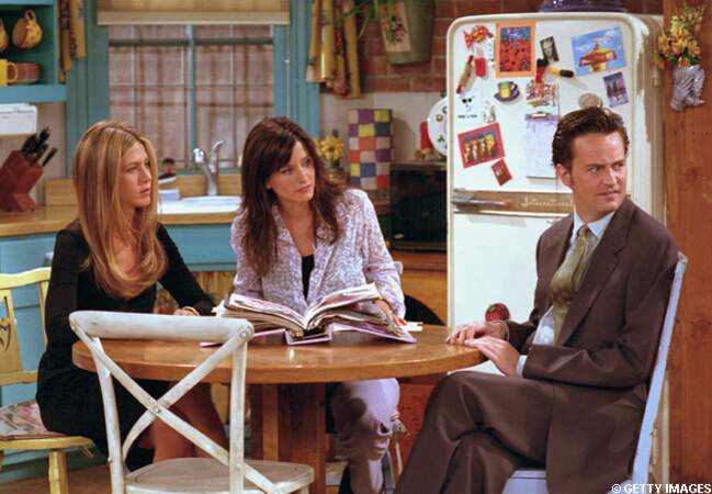 Chandler et Monica avec leur amie Rachel, en pleine discussion dans la cuisine