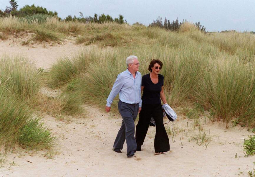 Lionel Jospin et sa femme en balade à la plage en 2000 à l'île de Ré