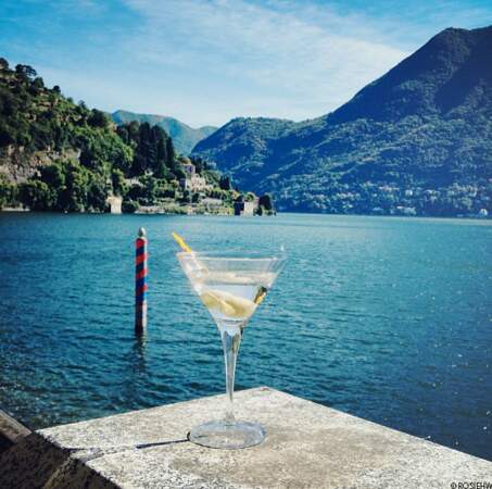 @rosiehw déguste un Martini sur le lac de Côme