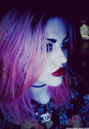 Look plus rock: cheveux rose et bouche rouge sur Instagram