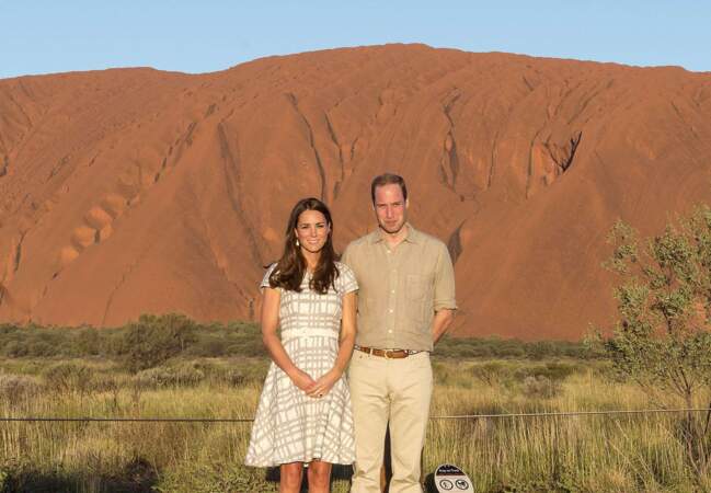 Le duc et la duchesse, tout sourire face au soleil déclinant sur Uluru