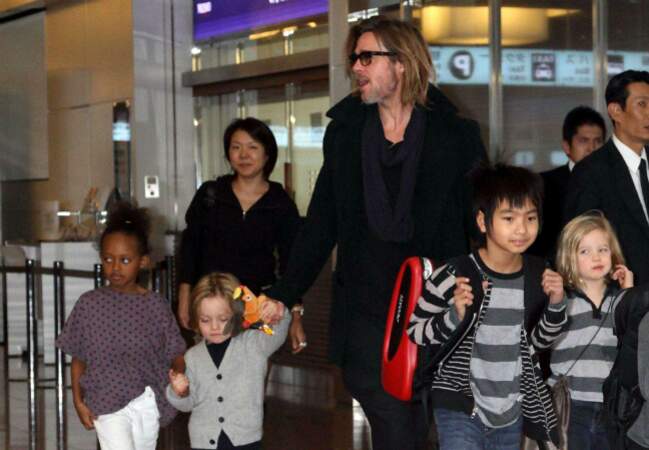 Brad Pitt entouré de Zahara, Pax, Shiloh et Vivienne