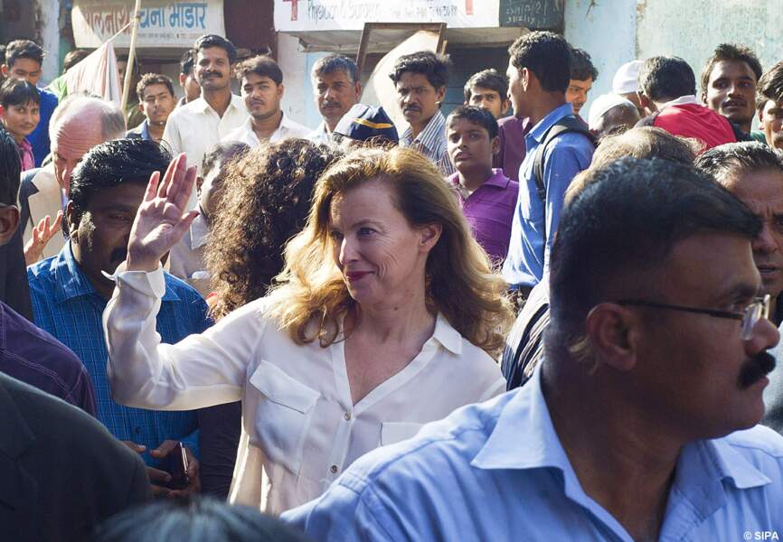 Bain de foule pour Valérie Trierweiler dans le bidonville Ekta Nagar de Bombay