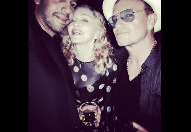 Entre le magicien David Blaine et Bono, Madonna exhibe un grillz comme si elle avait 20 ans