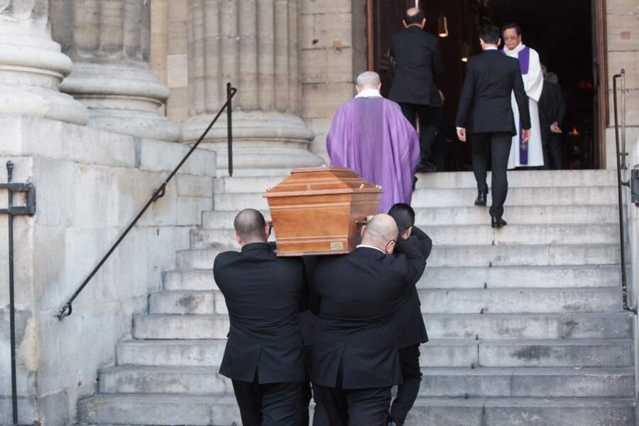 Le cercueil de Sylvie Joly entre dans l'Eglise de Saint-Sulpice à Paris 