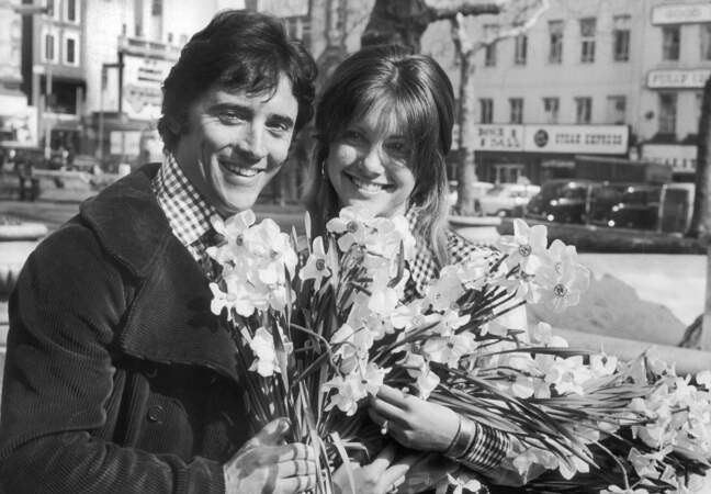 Mars '72, Sacha Distel profite cette fois-ci du soleil londonien avec l'actrice Olivia Newton-John