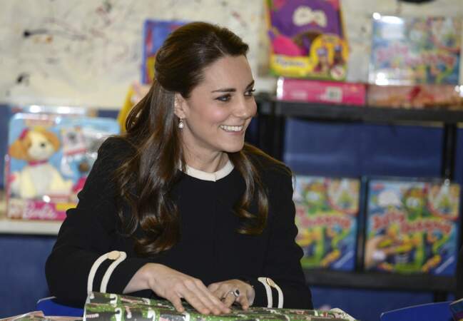 La princesse Kate emballe des cadeaux de Noël
