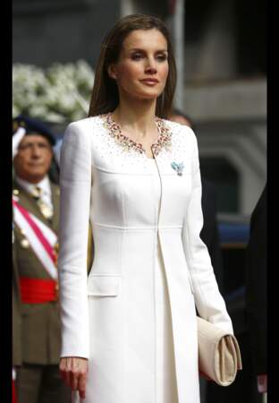 La reine Letizia en blanc virginal avec son col richement brodé de cristaux