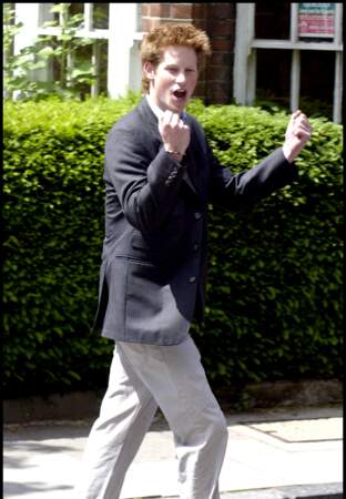 Prince Harry heureux, le jour de sa sortie d'Eton, en 2003