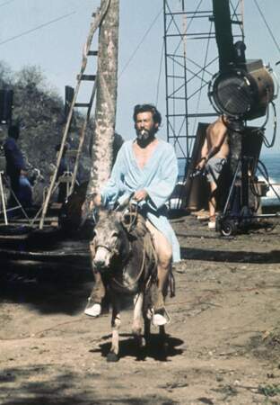 Peter O'Toole en Robinson Crusoe dans L'île du maître en 1975